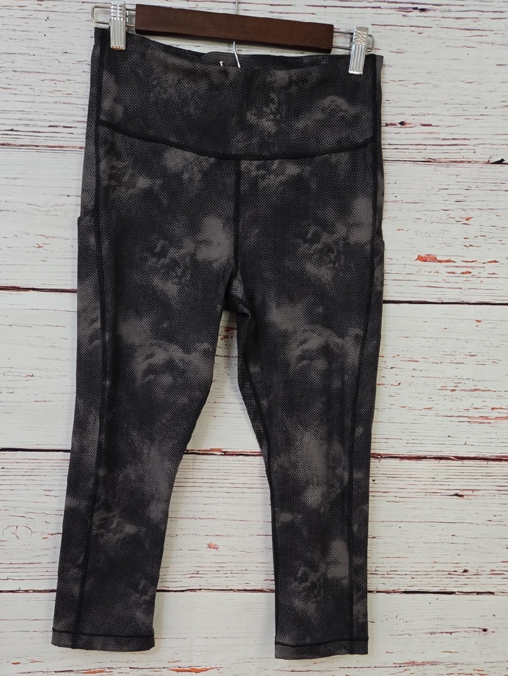 Athleta Ultimate Stash Pocket Printed Capri Leggings Size M Gray Black